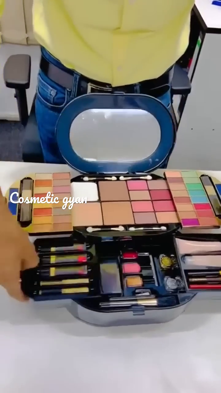 Ultimate Makeup Case – Complete Set with Eyeshadows, Lipsticks, Brushes, and More in a Stylish Compact Kit