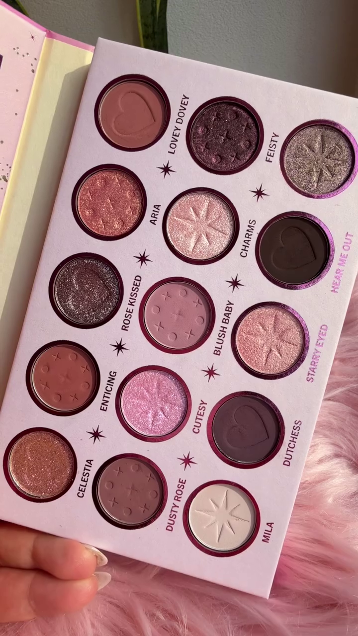 Romantic Glow Eyeshadow Palette – 15 Pigmented Shades in Matte & Shimmer Finishes