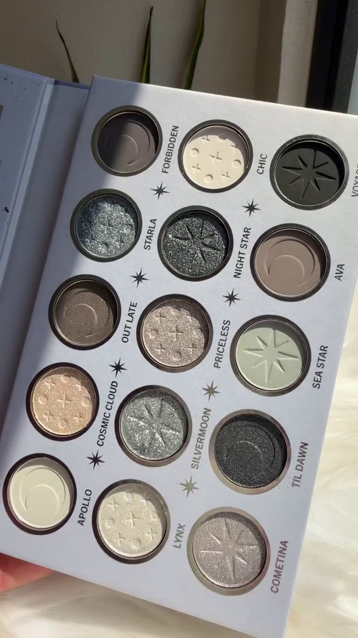 Luxury 15-Color Smokey & Metallic Eyeshadow Palette with Matte, Shimmer, and Glitter Finishes for Dramatic and Evening Glam Makeup Looks