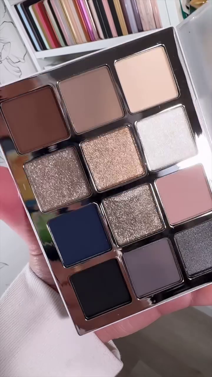 Versatile Eyeshadow Palette – 12 Stunning Shades of Matte, Shimmer, and Metallic Finishes for Bold and Smokey Eye Looks