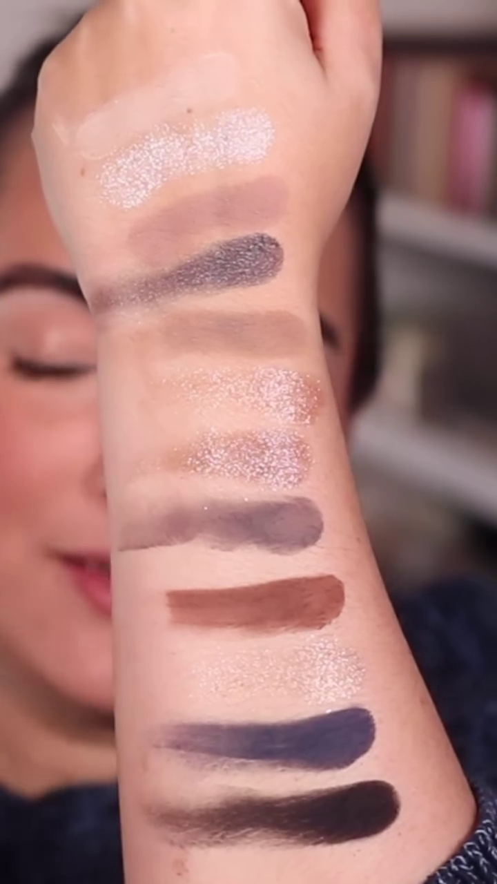 Versatile Eyeshadow Palette – 12 Stunning Shades of Matte, Shimmer, and Metallic Finishes for Bold and Smokey Eye Looks