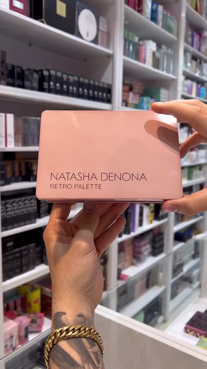 Rose-Toned Eyeshadow Palette with a Mix of Matte and Shimmer Shades for Elegant and Smoky Eye Looks
