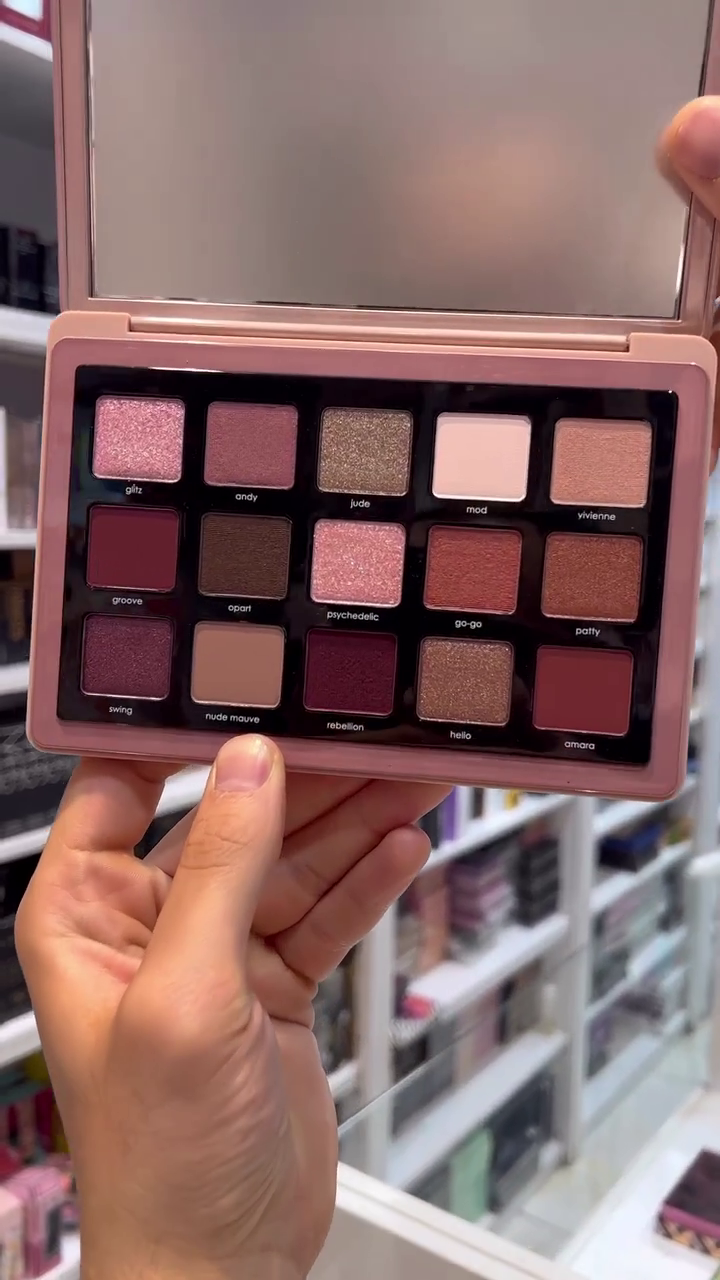 Rose-Toned Eyeshadow Palette with a Mix of Matte and Shimmer Shades for Elegant and Smoky Eye Looks