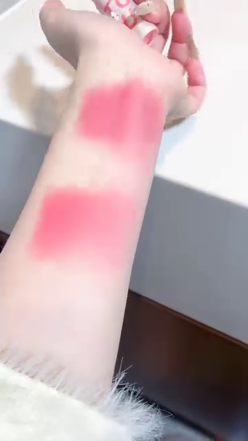 Adorable Pink Lipstick Set with Cute Hello Kitty Packaging for a Fun and Playful Lip Look