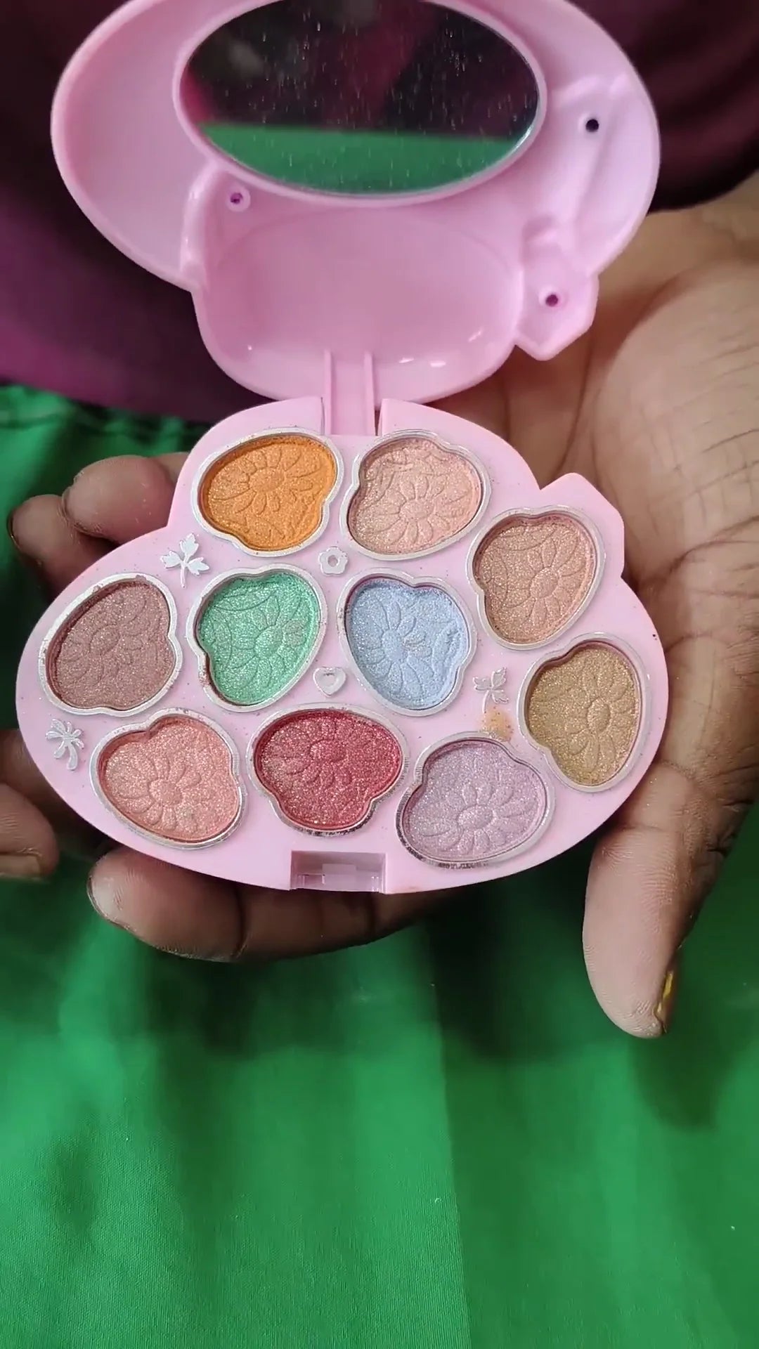 Compact and Cute Heart-Shaped Eyeshadow Palette with 10 Vibrant Shades – Perfect for Stunning and Sparkling Eye Looks