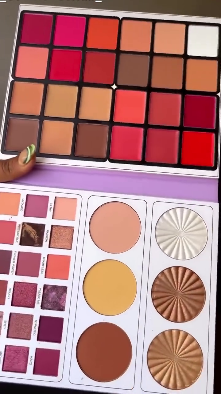 All-in-One Makeup Palette – Eyeshadow, Highlighter, Contour & Blush