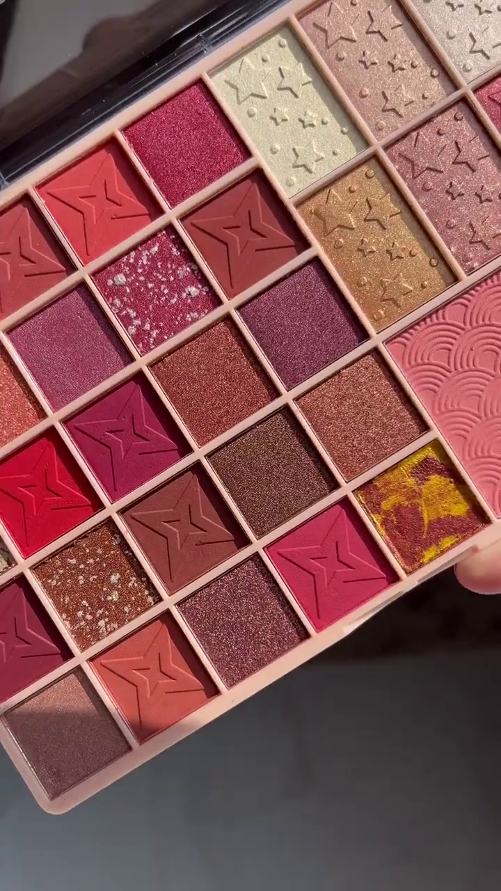 Red and Gold Eyeshadow Palette with Matte, Shimmer, and Metallic Shades – Perfect for Bold, Glamorous Eye Makeup Looks