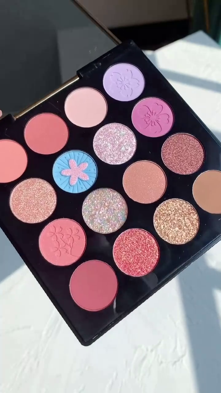 Vibrant Blush and Highlighter Palette – 16 Shades in Matte, Shimmer, and Glitter Finishes for a Radiant, Customizable