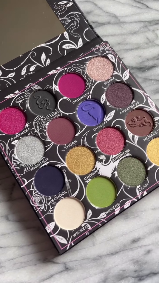 Desert-Inspired Eyeshadow Palette with 12 Rich, Warm Matte and Shimmer Shades in Earthy Tones, Featuring Bold Greens and Copper Highlights