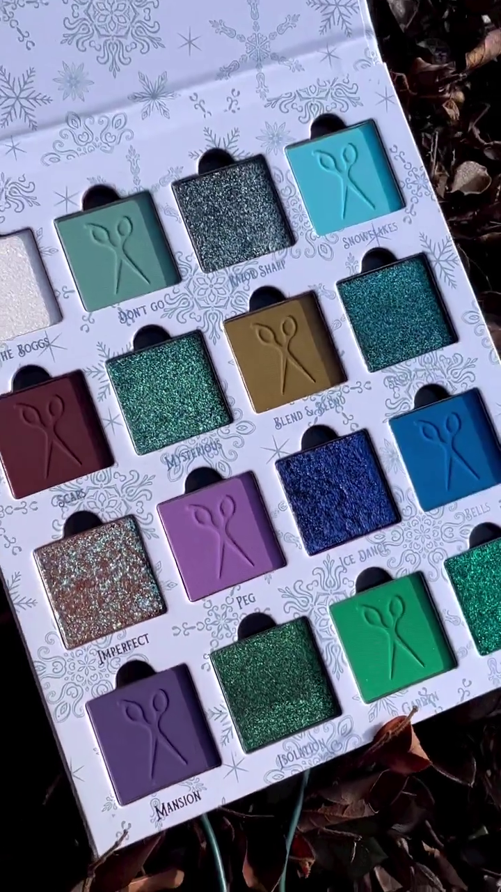 Enchanting Winter-Inspired Eyeshadow Palette with 15 Shades – Featuring Sparkling Blues, Greens, Purples, and Glitters