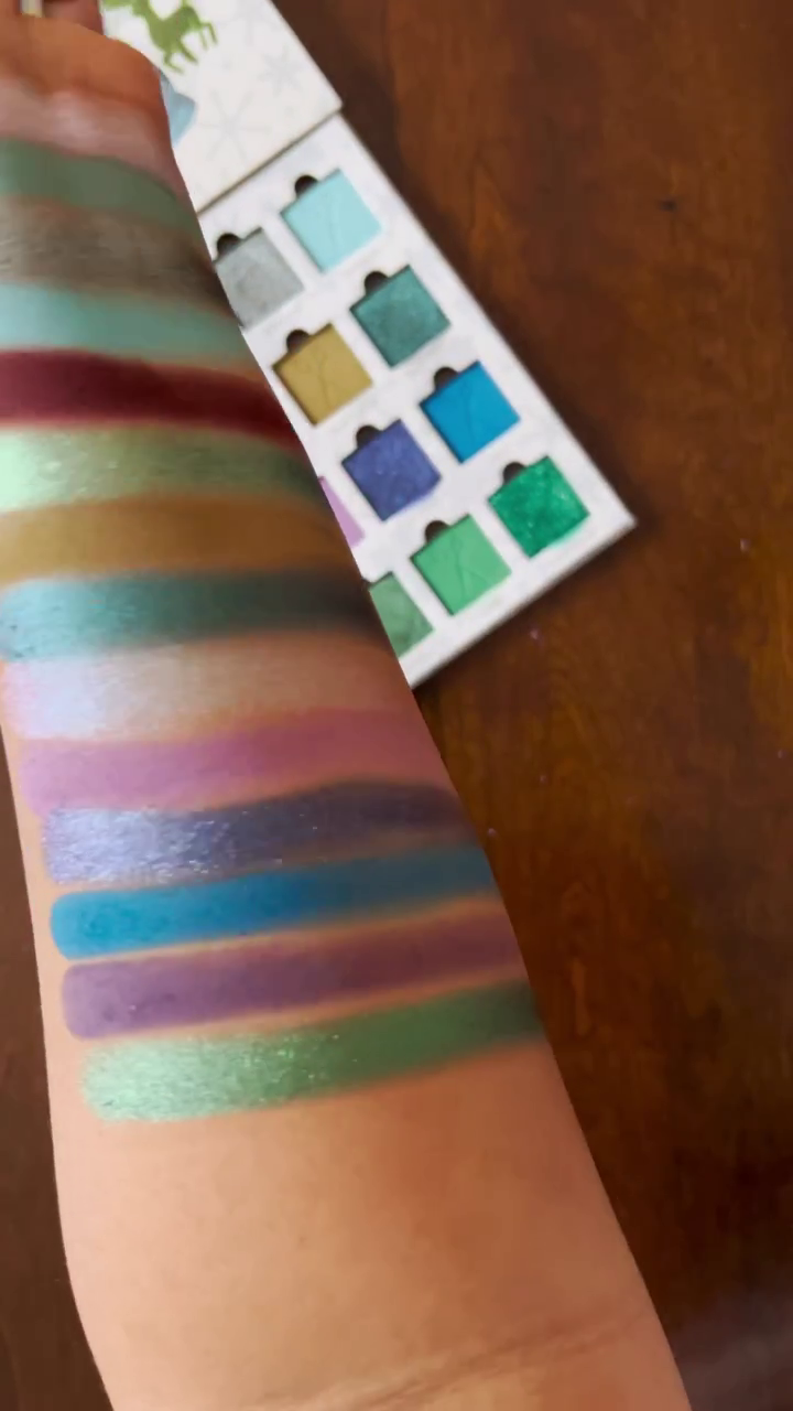 Winter Wonderland Eyeshadow Palette with 15 Stunning Shades – Featuring Snowy Whites, Emerald Greens, Deep Blues, and Rich Purples