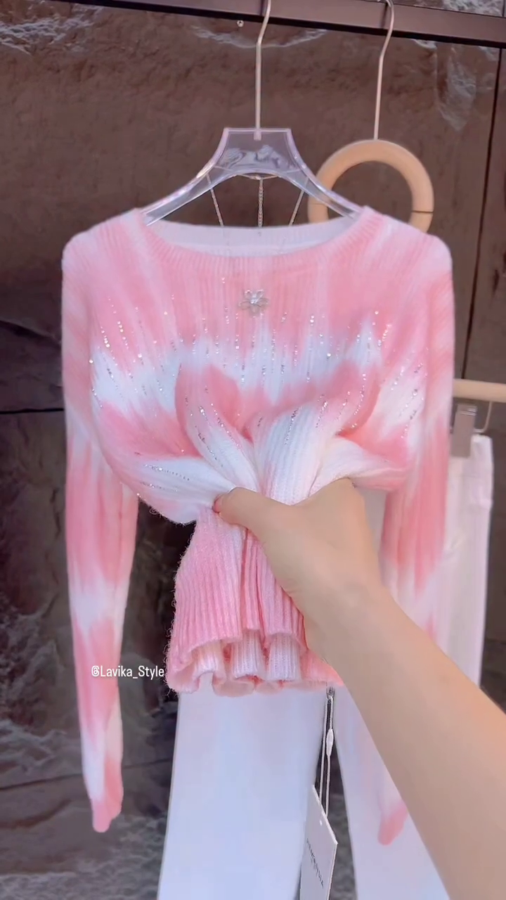 Trendy Pink Tie-Dye Sweater with Sparkling Details – Soft Knit with Glitter Accents, Paired with White Pants for a Chic Casual Look
