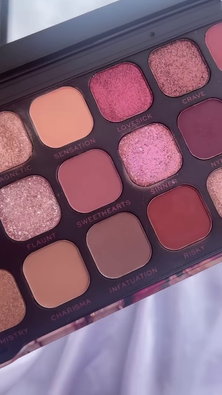 Highly Pigmented Eyeshadow Palette – Perfect Shades for Glam Looks