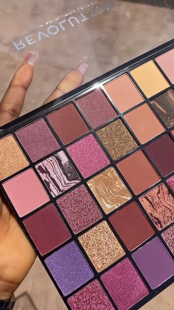 Vibrant 35-Shade Eyeshadow Palette with a Mix of Matte, Shimmer, and Metallic Finishes, Perfect for Bold and Creative Eye Makeup Looks