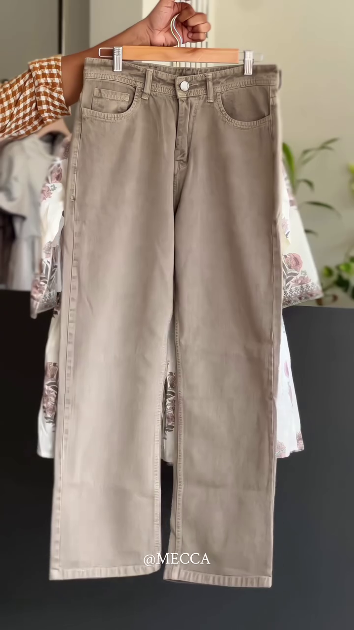 Floral Print V-Neck Tunic with Tassel Detail – Soft Cotton Top with Elegant Design, Paired with Comfortable Beige Culottes for a Casual, Chic Look