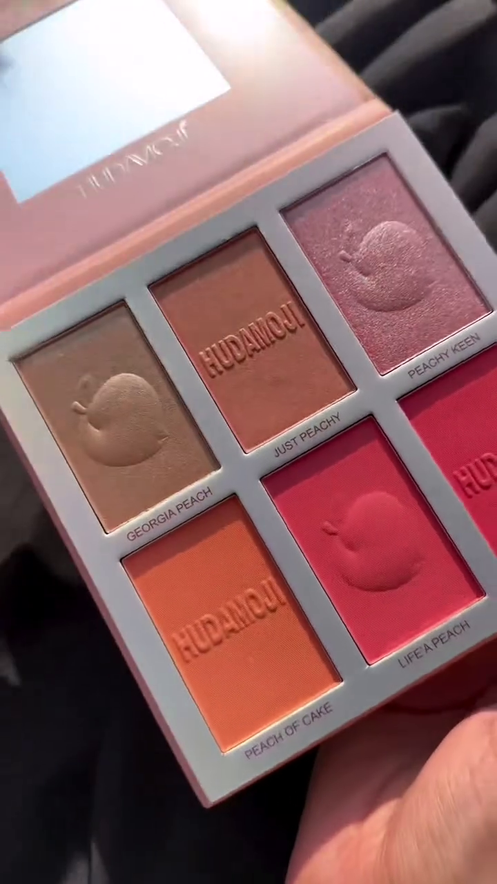 HUDAMOJI Peach-Themed Blush & Highlighter Palette – 6-in-1 Face Makeup Kit Featuring Warm Peachy Shades Including Georgia Peach, Just Peachy, Peachy Keen