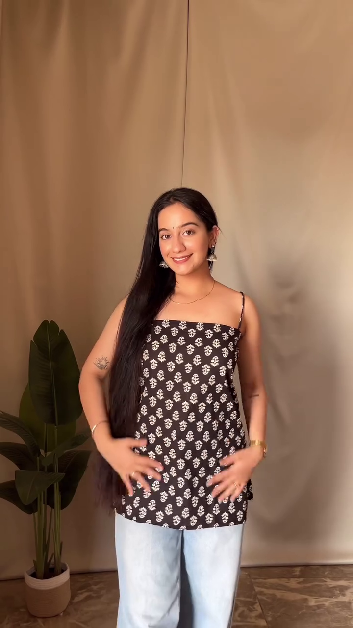 Traditional Red Block Print Kurti – Elegant Sleeveless Design with Side Slits, Perfect for a Chic and Comfortable Casual Look