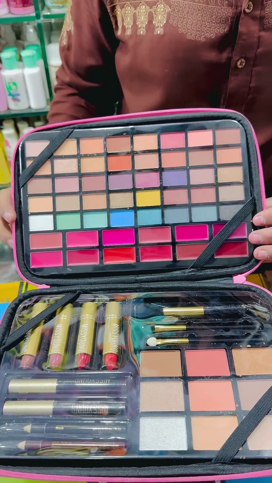 All-in-One Portable Makeup Set with Eyeshadow Palettes, Lipsticks, Brushes, Blush, Highlighters, and Eyeliners in a Compact Carrying Case – Perfect for Professional and Personal Makeup Application