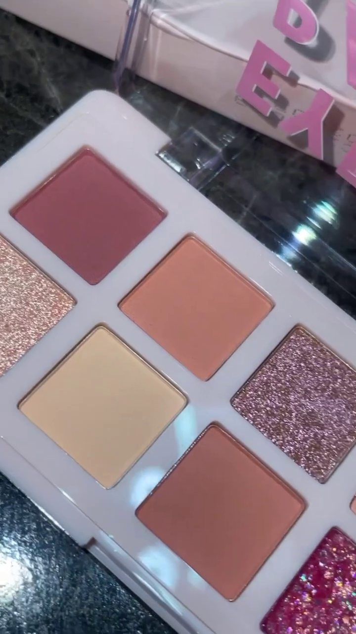Matte and Glitter Eyeshadow Palette with Warm Tones and Sparkling Shimmer – Perfect for Bold and Glamorous Makeup Looks