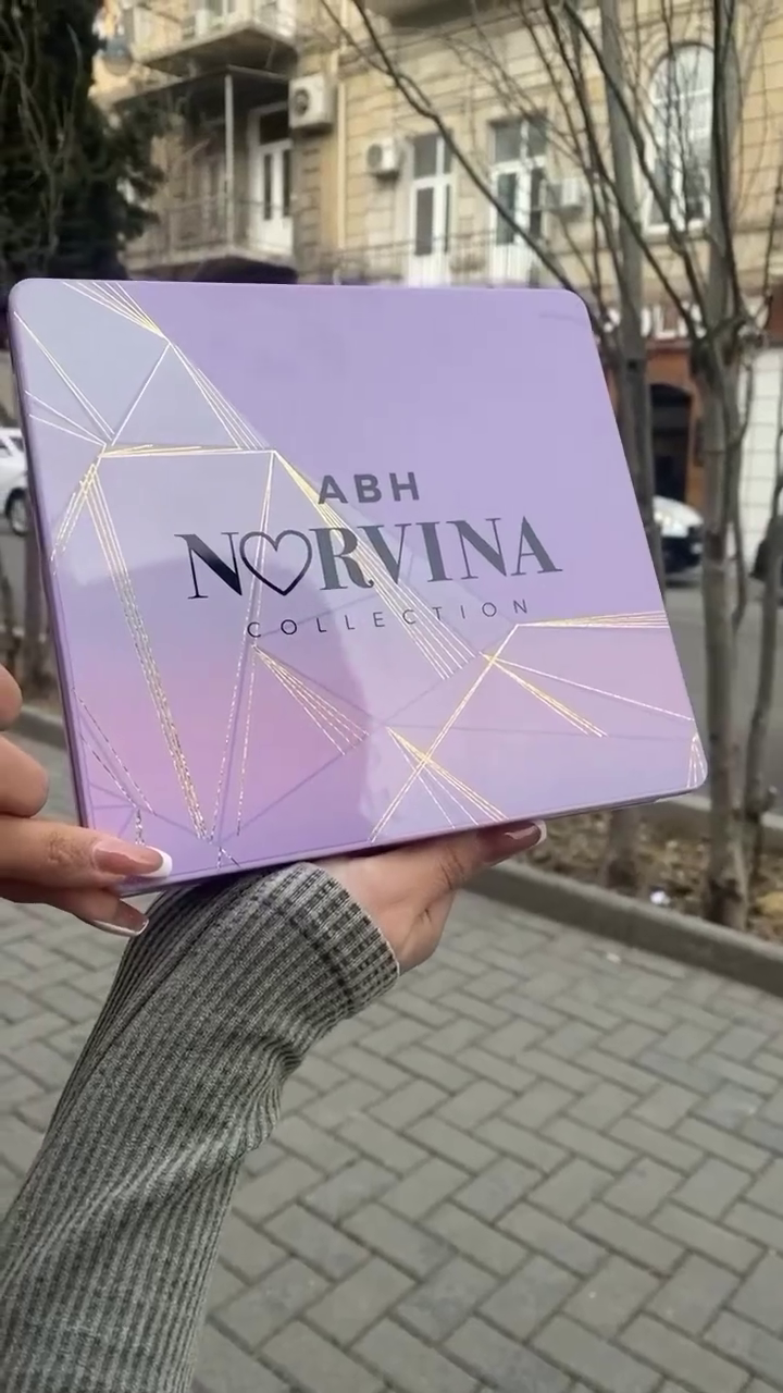 Vibrant 25-Color Purple Toned Eyeshadow Palette – Richly Pigmented Matte, Shimmer, and Glitter Finishes with Built-In Mirror for Bold, Creative, and Long-Lasting Eye Makeup Looks