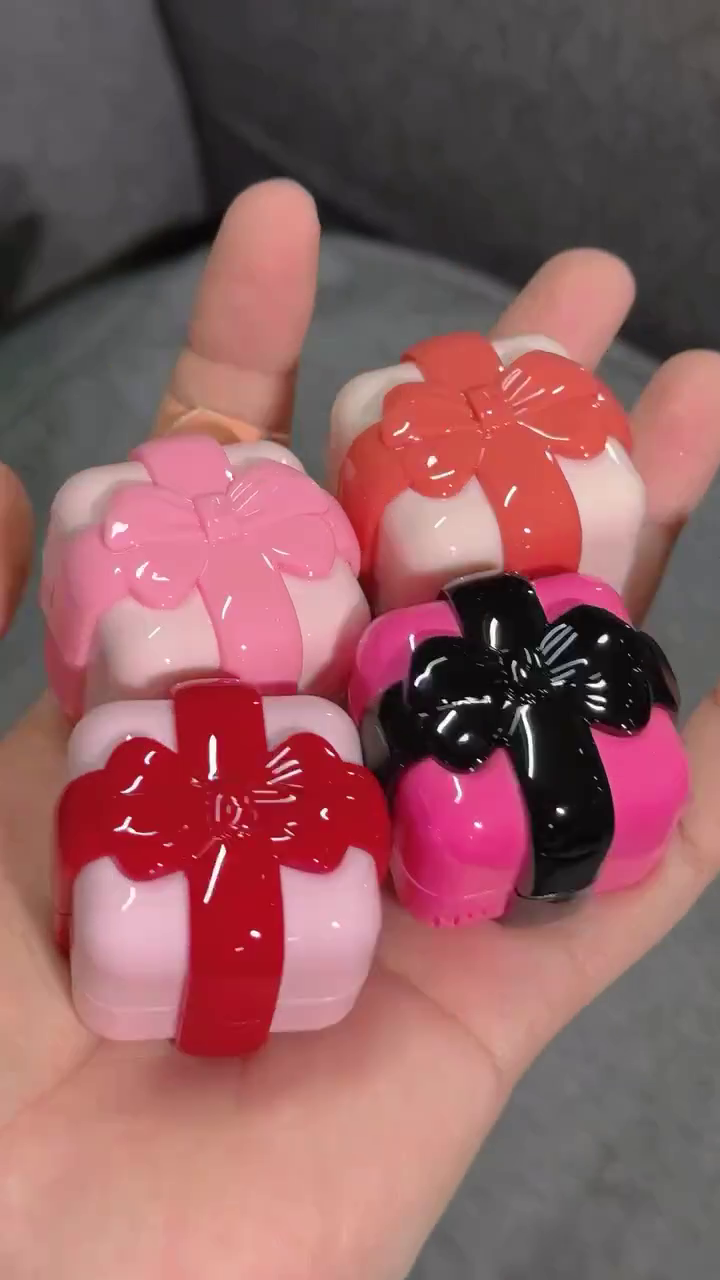 Gift Box-Shaped Cream Blush and Lip Tint – Multi-Use Matte and Glossy Formula in Cute Bow Packaging for a Flushed, Natural Glow and Moisturized Lips, Perfect for Gifting or Travel