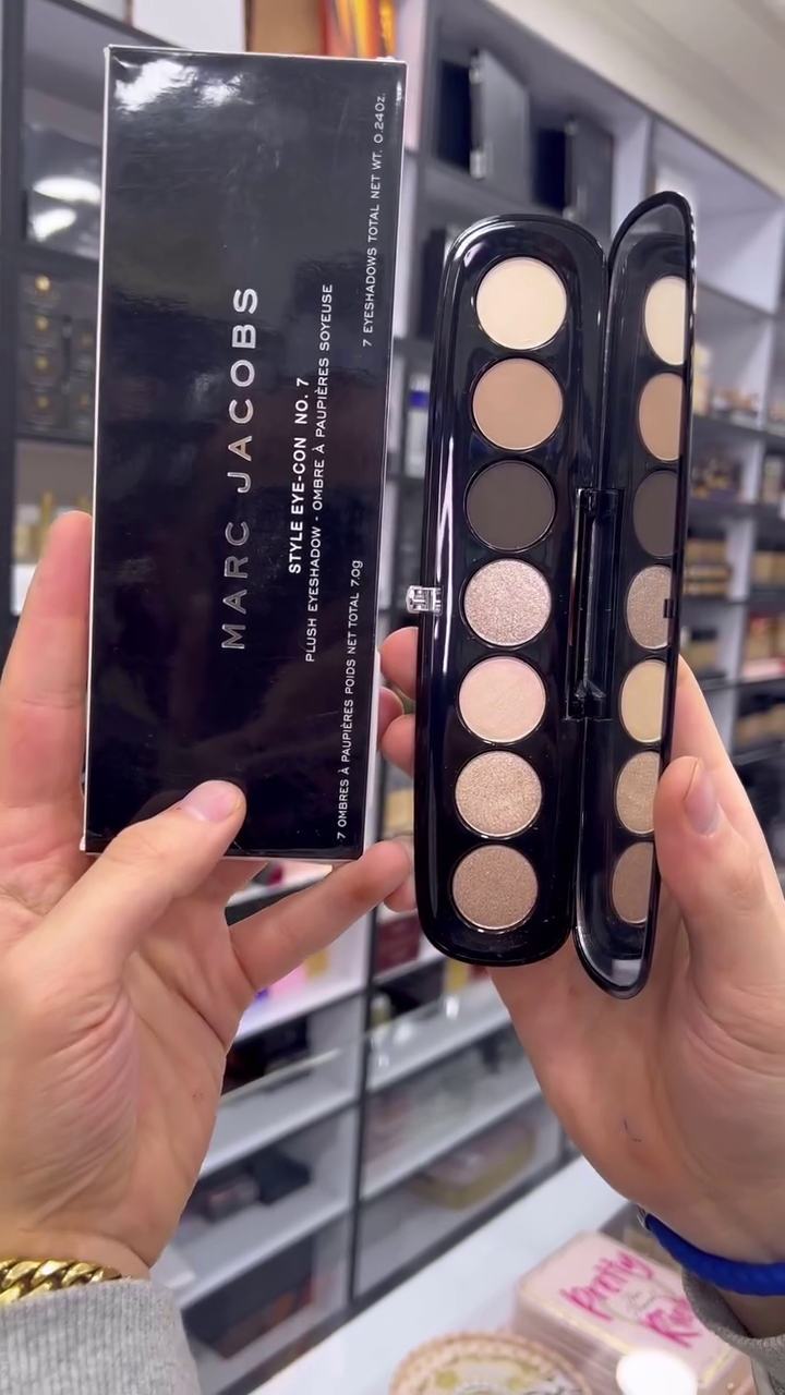Plush Eyeshadow Palette with 7 Silky Neutrals and Shimmer Shades – Luxurious Compact for Effortless Day-to-Night Glam Eye Makeup Looks