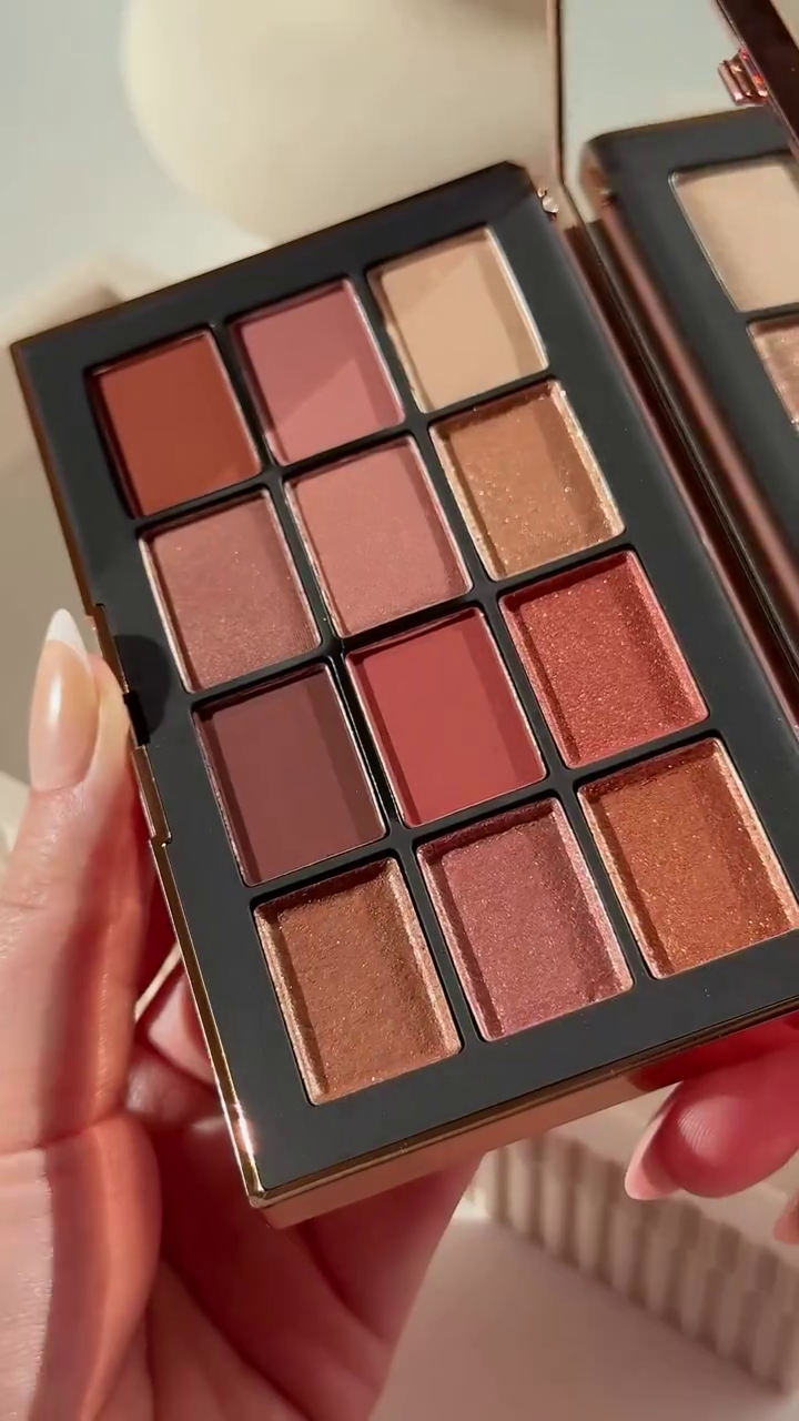 Luxurious 15-Shade Warm Tone Eyeshadow Palette with Matte and Shimmer Finishes – Perfect for Creating Stunning Day-to-Night Looks