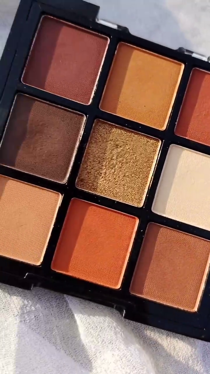 9-Color Eyeshadow Palette – Matte and Shimmer Shades in Warm, Earthy Tones for Versatile Day and Night Looks