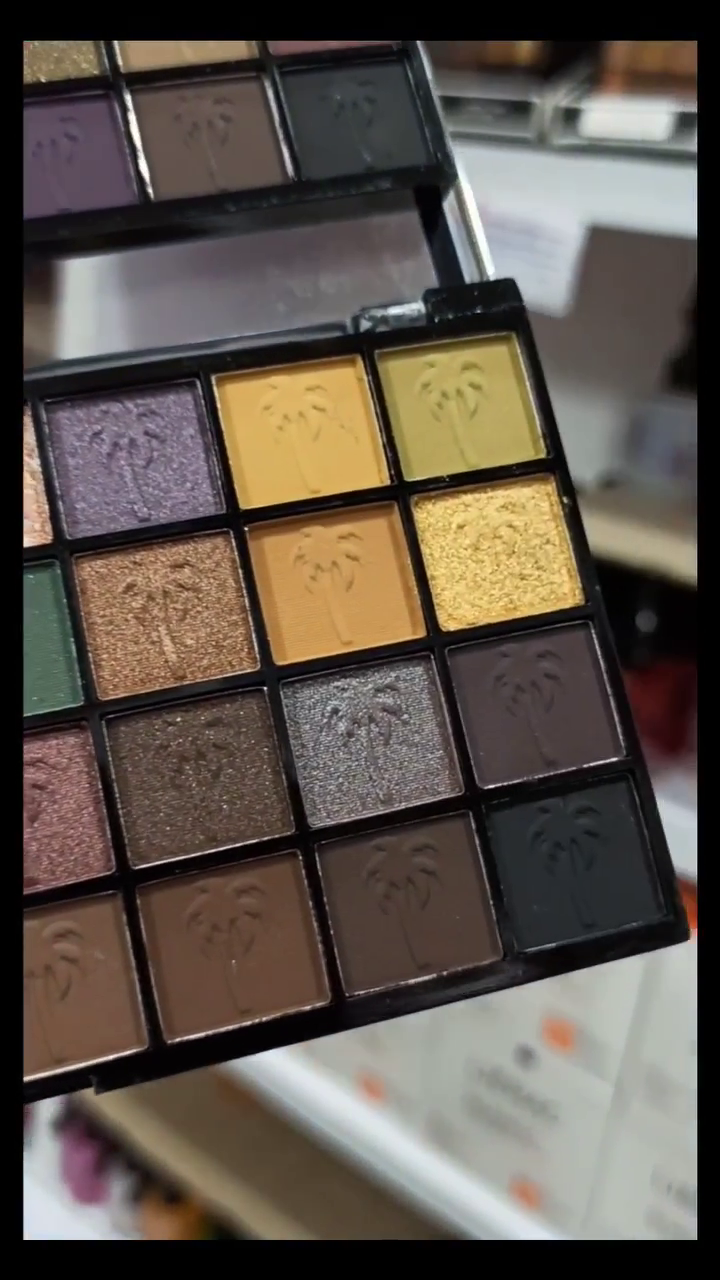 Professional Eyeshadow Palette – Wide Range of Matte, Shimmer, and Glitter Shades in Bold, Neutral, and Metallic Tones – Highly Pigmented, Blendable, and Long-Lasting Eye Makeup Kit for Daily Wear