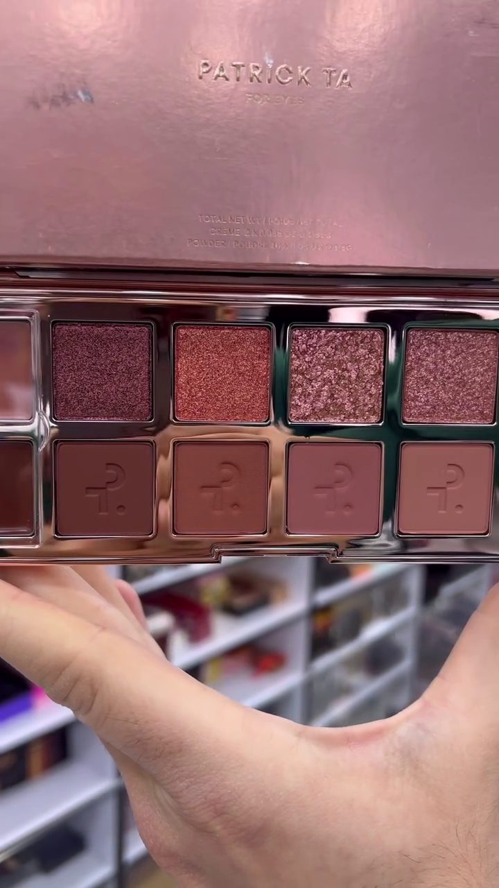 Elegant Rose Gold Eyeshadow Palette Featuring a Mix of Matte, Shimmer, and Glitter Shades in Warm Tones for Sophisticated Eye Looks