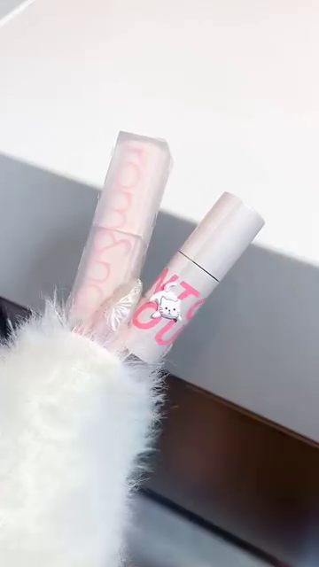 Adorable Pink Lipstick Set with Cute Hello Kitty Packaging for a Fun and Playful Lip Look