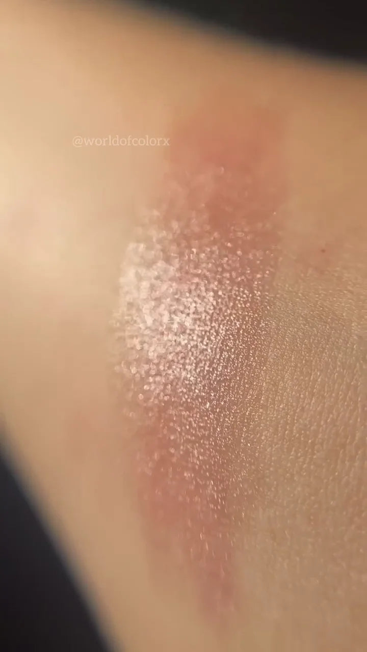 Multi-color Lipstick with Unique Multi-layer Design, Featuring Blendable Red, Orange, and Glossy Shades for a Smooth Finish and Hydrating Effect