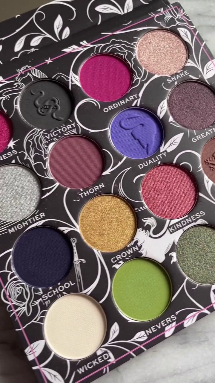 Desert-Inspired Eyeshadow Palette with 12 Rich, Warm Matte and Shimmer Shades in Earthy Tones, Featuring Bold Greens and Copper Highlights