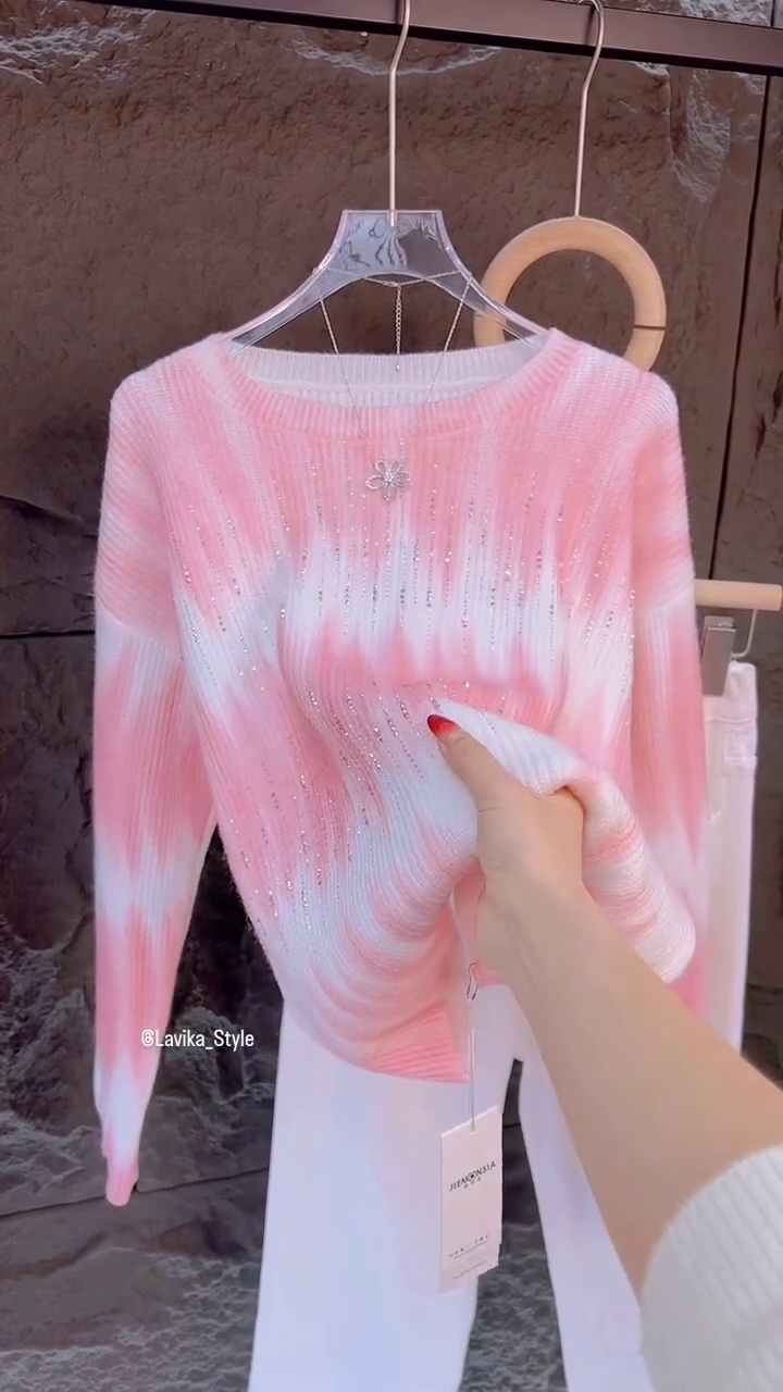 Trendy Pink Tie-Dye Sweater with Sparkling Details – Soft Knit with Glitter Accents, Paired with White Pants for a Chic Casual Look