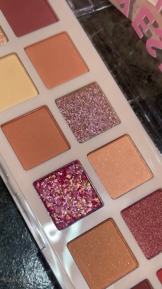 Matte and Glitter Eyeshadow Palette with Warm Tones and Sparkling Shimmer – Perfect for Bold and Glamorous Makeup Looks