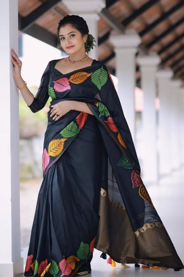 SAREE FEATURES A SIMPLE YET ELEGANT DESING THAT BEUTY OF MINIMALISTIC PATTERNS