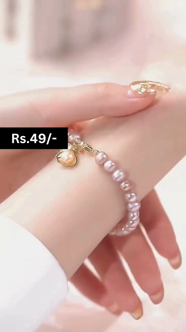 Charming Pink Beaded Pearl Bracelet with Gold Heart Pendant and Central Pearl Accent – Elegant and Trendy Wrist Accessory for Women and Girls
